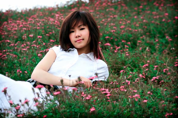 
Lương Bích Hữu sinh năm 1984, cô bắt đầu được khán giả chú ý khi trở thành thành viên của nhóm nhạc HAT được ông bầu Quang Huy thành lập cách đây 12 năm.
