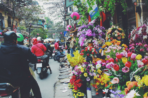 Khu vực bán hoa giả tấp nập khách ra vào.