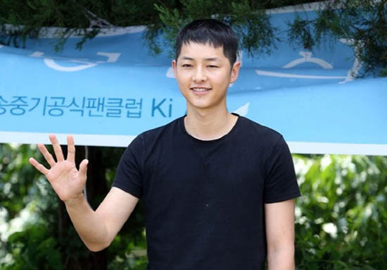 Một nụ cười chân thành thường trực ở Song Joong Ki luôn khiến người khác cảm thấy dễ chịu.