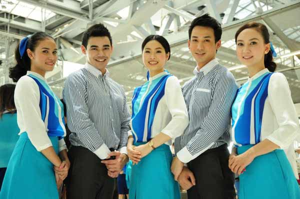 
Bộ đồng phục với dải màu xanh tượng trưng cho bầu trời và những con sóng của hãng Bangkok Airlines mang tới cho hành khách cảm giác sảng khoái và thảnh thơi mỗi khi cất cánh.
