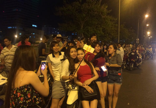 
Các cô gái Sài Gòn tự sướng trong lúc chờ đợi bắn pháo hoa

