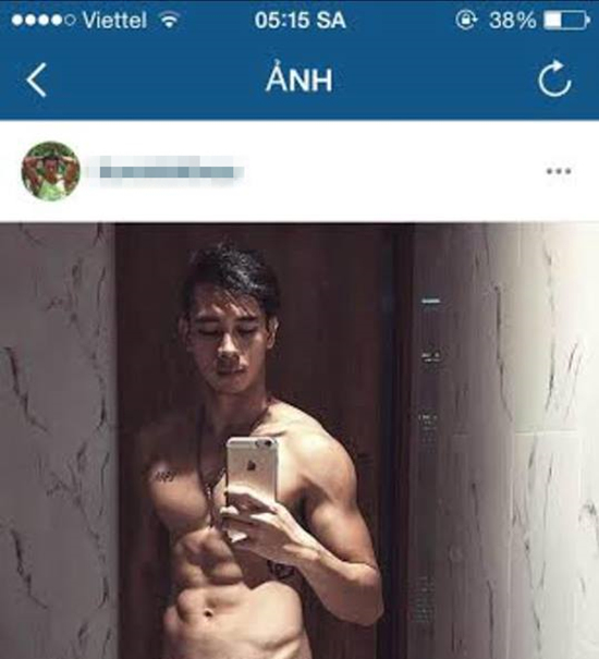 
Hồ Vĩnh Khoa được công chúng biết đến nhiều từ sau vai diễn đồng tính trong bộ phim Hot boy nổi loạn nhờ gương mặt nam tính, ngoại hình săn chắc. Tuy nhiên, sau vai diễn anh chàng thật thà, trong sáng trong phim của Vũ Ngọc Đãng, Hồ Vĩnh Khoa bắt đầu thể hiện sở thích khoe thân trên trang cá nhân. Dạo gần đây, những hình ảnh bộ phận nhạy cảm của anh được đăng tải trên trang cá nhân khiến dư luận bàn tán xôn xao không biết đâu là thật đâu là giả. Sau đó, anh đã lên tiếng rằng mình chỉ là người bị hại và khẳng định anh chỉ mang đến những ảnh nude ‘nghệ thuật’ chứ không hề đăng tải những hình ảnh dung tục ấy. Tuy nhiên, dư luận tỏ ra không tin lời bào chữa của anh chàng bởi cách vài hôm lại có một hình ảnh của anh được đăng tải.
