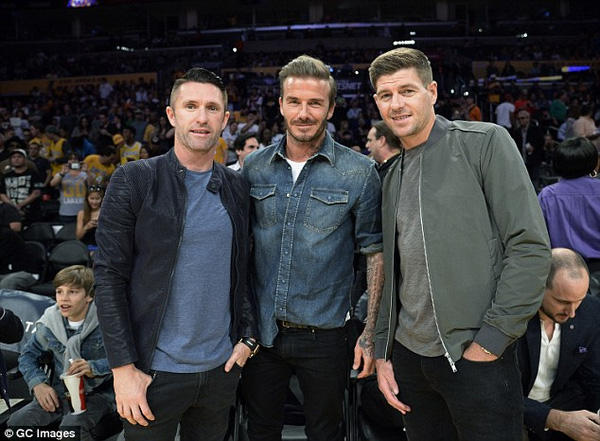 
Becks chụp ả nh cùng 2 ngôi sao của LA Galaxy, Steven Gerrard và Robbie Kean. Gerrard cũng là đồng đội cũ ở tuyển Anh của Becks.
