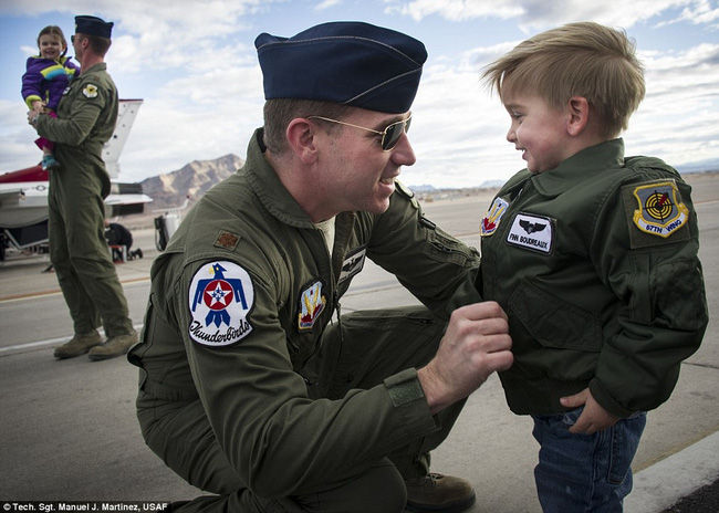 
Bức hình mang tên sẵn sàng bay với giải thưởng danh dự trong hạng mục ảnh đặc tả do nhiếp ảnh gia Manuel J. Martinez ghi lại khung cảnh chia tay của một lính không quân và con trai.
