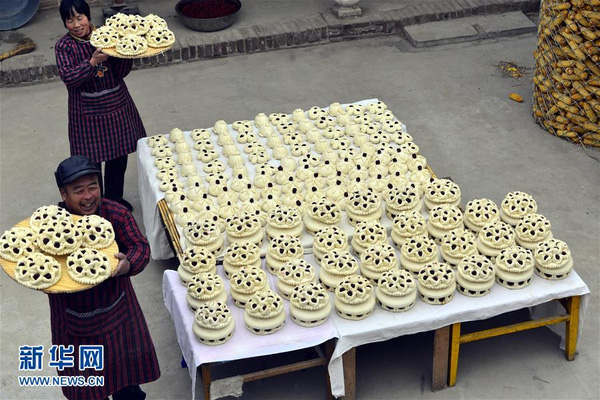 
Ngày 28/1, những người dân ở thôn Đê Đầu, huyện Giả Trại, tỉnh Sơn Đông, Trung Quốc tất bật làm bánh hoa để phục vụ cho thị trường Tết.
