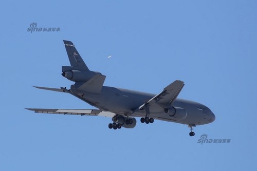 
KC-10 Extender được trang bị 3 thùng chứa dầu lớn ở cánh cũng như 3 bồn chứa dầu ở khoang chứa hàng hóa. Phi công của Extender thực hiện các nhiệm vụ tiếp dầu thông qua hệ thống điều khiển bay điện tử. Nó có khả năng tiếp dầu với tốc độ đạt tới 4.180 lít/phút qua hệ thống tiếp liệu trên không. 

Máy bay được trang bị hệ thống giảm tải tự động cũng như hệ thống tự ngắt kết nối để đảm bảo an toàn trong các nhiệm vụ tiếp liệu.
