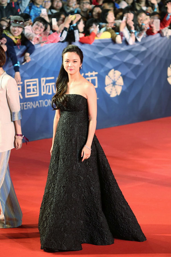 Bà bầu Thang Duy trong chiếc váy đen kiểu dáng đơn giản nhưng vẫn vô cùng xinh đẹp