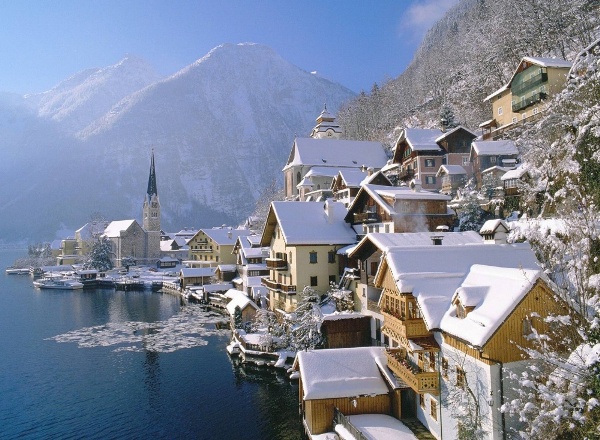 
Hallstatt là một ngôi làng cổ nằm ở phía tây nam hồ Hallstätter See, thuộc khu nghỉ dưỡng Salzkammergut. Nơi đây nổi tiếng với nghề làm muối cùng nền văn hóa Hallstatt đặc trưng.
