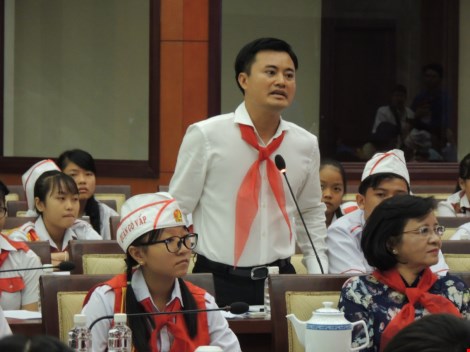 
Giám đốc Sở Giao thông vận tải TP.HCM Nguyễn Xuân Cường tiếp thu ý kiến của các em thiếu nhi và tiếp tục chấn chỉnh các phương tiện giao thông công cộng vi phạm.
