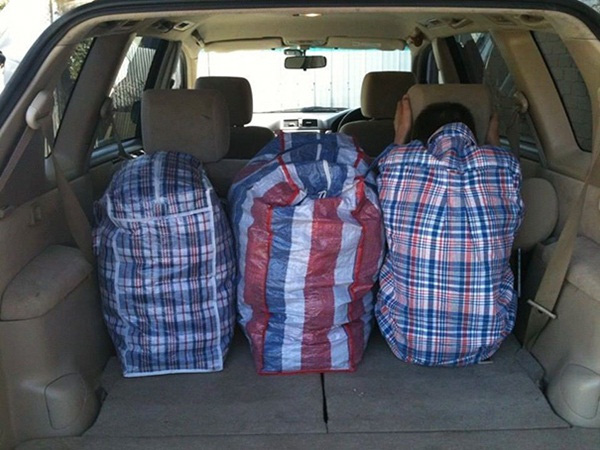 8. Đố bạn có mấy cái túi trong xe?