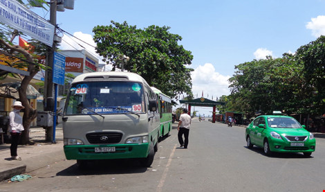 
Xe buýt từ bến phà Bình Khánh đi Cần Thạnh trên trục đường Rừng Sác.
