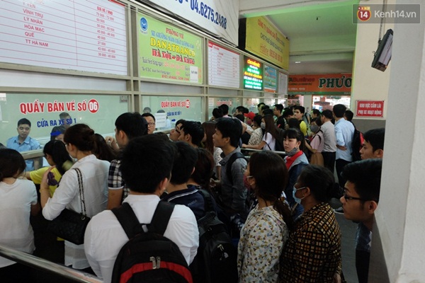 Rất nhiều người đợi để mua vé tại bến xe Giáp Bát - (Ảnh: Định Nguyễn)