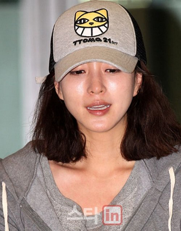 
Han Ye Seul bật khóc xin lỗi ngoài sân bay
