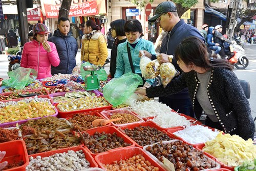 Những hàng ô mai, bánh mứt kẹo truyền thống tấp nập người mua bán.