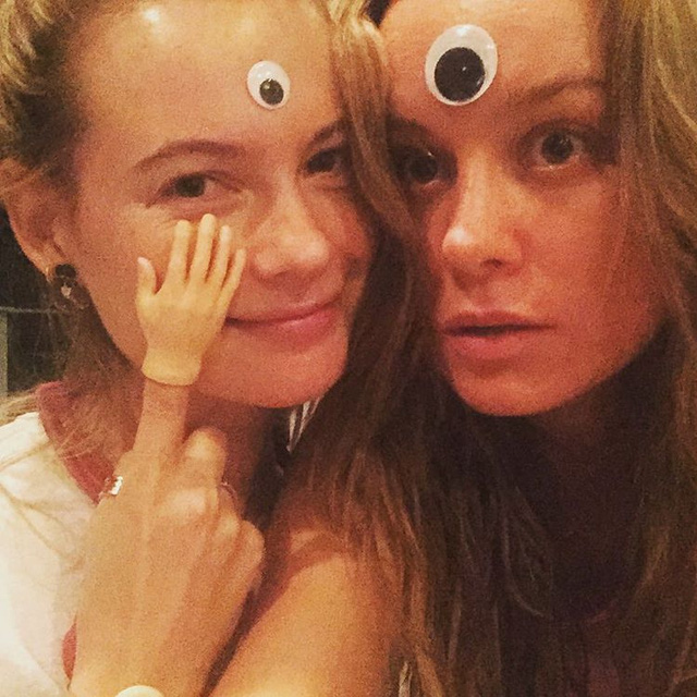 
Hai cô nàng ba mắt - Brie Larson và Behati Prinsloo
