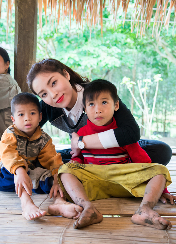 
Khoảnh khắc hồn nhiên, vui vẻ của người đẹp Nam Định bên các em nhỏ.
