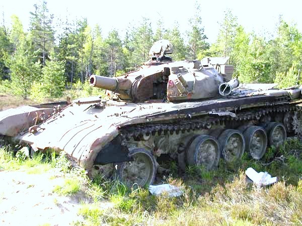 
Qua mặt cắt này chúng ta thấy độ dày của tháp pháo xe tăng T-72 lớn hơn T-54/55 khá nhiều.
