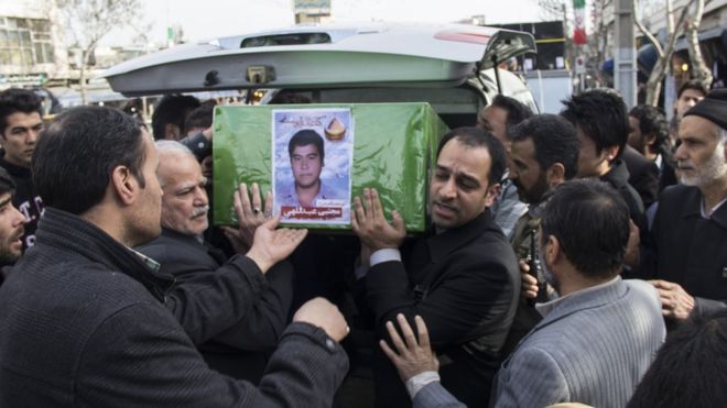 
Đám tang các tay súng gốc Afghan trẻ tuổi đánh thuê tại Syria vẫn diễn ra thường xuyên tại Iran. Ảnh: BBC

