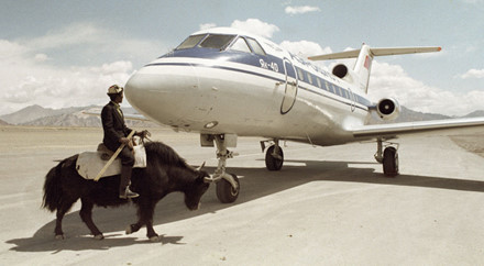 
​Yak-40 được sản xuất vào năm 1966. Đó là máy bay phản lực chở khách đầu tiên trên thế giới được sản xuất cho các chuyến bay nội địa. 

