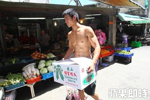 
Vương Tường Hồng, 20 tuổi đang bán trái cây
