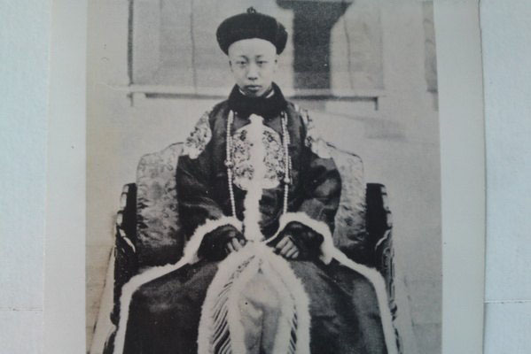 
Hoàng đế Phổ Nghi khi chưa bị lật đổ.
