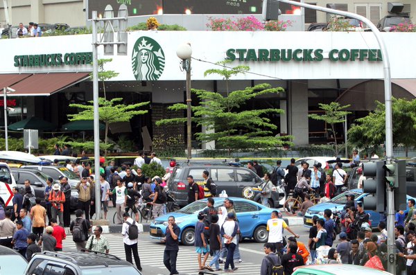 
Rất nhiều người vẫn qua lại trước khu vực quán cafe Starbucks, một địa điểm tấn công của khủng bố.
