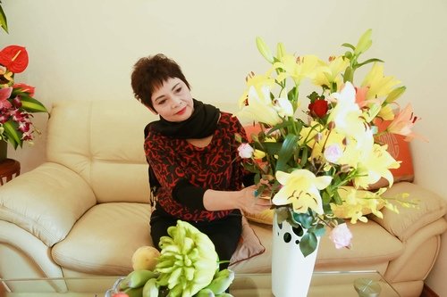 Nghệ sỹ Minh Châu chia sẻ, bà rất thích cắm hoa và trong nhà luôn thay đổi lọ hoa theo mùa và cảm hứng mỗi ngày. Ngắm nhìn tác phẩm do chính tay mình lựa chọn và cắm, bà cảm thấy thư thái và yêu đời hơn.
