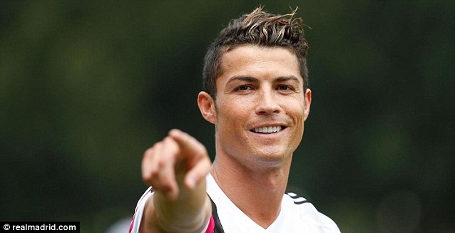 Chân dài rực lửa mời gọi, chèo kéo Cris Ronaldo về Anh - Ảnh 3.