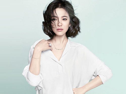 
Song Hye Kyo được coi là một trong những ngôi sao tiêu biểu của làn sóng Hallyu khắp châu Á. Người đẹp sinh năm 1981 bắt đầu nổi tiếng nhờ bộ phim Trái tim mùa thu từ năm 2000 với mỹ nam Song Seung Hun.

