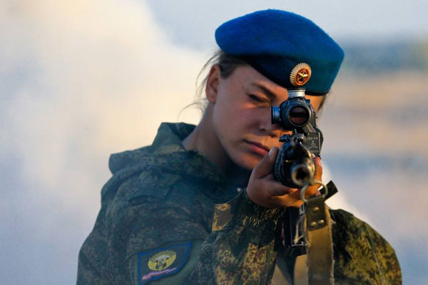 
Phụ nữ vốn có những tố chất tốt trong nhiệm vụ bắn tỉa. Những năm Thế chiến II, Liên Xô từng có một nữ xạ thủ bắn huyền thoại Lyudmila Mikhailovna Pavlichenko khiến kẻ thù khiếp sợ.
