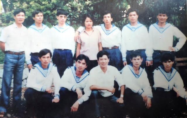 Anh Hiền (hàng dưới ngoài cùng bên trái) và đồng đội (ảnh chụp năm 1986).