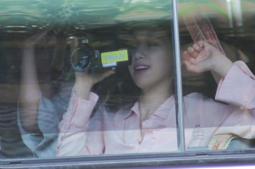 Khi ngồi trên xe, Eunjung dùng máy quay ghi lại khoảnh khắc cuồng nhiệt của fan Việt. Mỗi khi xe dừng ở đèn đỏ và có thêm thời gian giao lưu cùng fan, cô không quên ra hiệu, nhắc nhở người hâm mộ cẩn thận, chú ý đường đi để tránh xảy ra tai nạn trong lúc di chuyển.