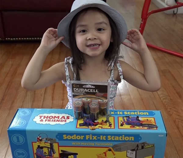 
Nhiều công ty đã gửi đồ chơi miễn phí cho họ chỉ để chúng có thể xuất hiện trong các video của các con Mark
