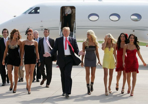 Tỷ phú Donald Trump luôn có những phụ nữ vây quanh.