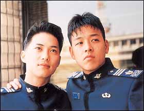 
Kim Won Joon và Ryu Si Won được khen ngợi vì hình tượng người lính không quân trên màn ảnh Hàn từ năm 1995.
