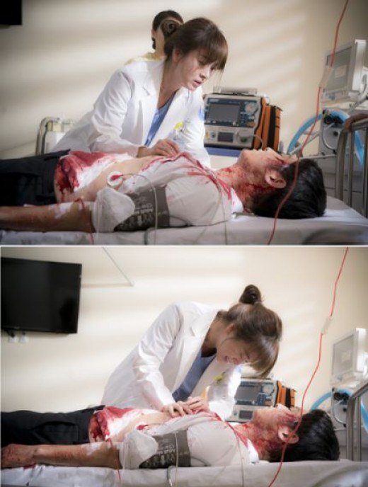 
Mo Yeon đau khổ khi thấy bạn trai bị thương.
