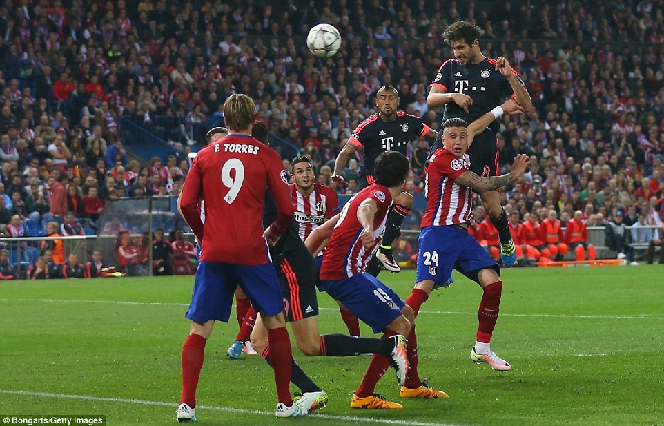 
Trận này, Bayern tạo được rất nhiều nguy hiểm về phía Atletico. Nhưng phần vì thủ môn chủ nhà xuất sắc, phần vì đội khách dứt điểm kém nên Hùm xám không thể có bàn.
