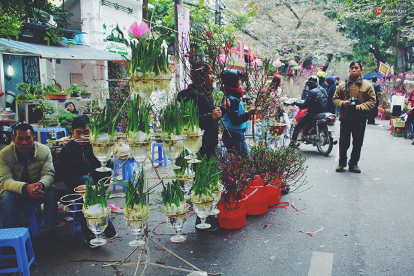 Ngoài khách ghé đến mua sắm, khu chợ này cũng thu hút rất đông người đến dạo chơi, chụp ảnh. Ảnh: Thu Hường.