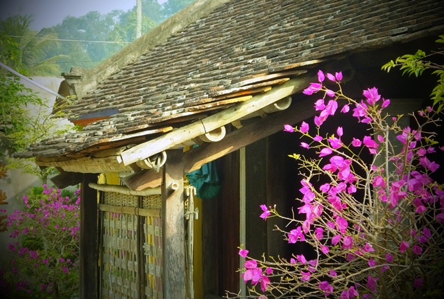 Ở làng còn ngôi nhà cổ ông Lương Trọng Duệ tương đối nguyên vẹn. Ngôi nhà 5 gian có tuổi đời khoảng 200 năm, được gia đình ông Duệ gìn giữ qua nhiều đời con cháu và đã được xếp hạng.