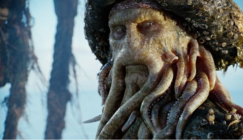 
Diễn viên thủ vai nhân vật mặt bạch tuộc Davy Jones trong Pirates Of The Caribbean (Cướp biển vùng Caribean) không gớm ghiếc như phim, thay vào đó trông khá buồn cười với hóa trang khuôn mặt.
