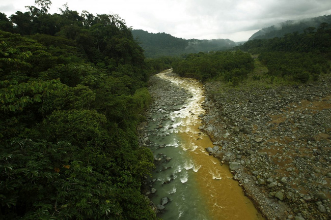 
Đây chỉ là 1 nhánh của dòng sông bẩn ở công viên quốc gia Braullio Carrillo tại San José, Costa Rica. Dòng sông chuyển sang màu vàng nâu khi tro khoáng tuôn ra từ ngọn núi lửa đang hoạt động Irazu. Dù đã được lọc sạch bởi rừng mưa nhiệt đới thế nhưng dòng nước lại bị hòa lẫn với nguồn nước bẩn. Bức ảnh được chụp vào ngày 6/6/2012.
