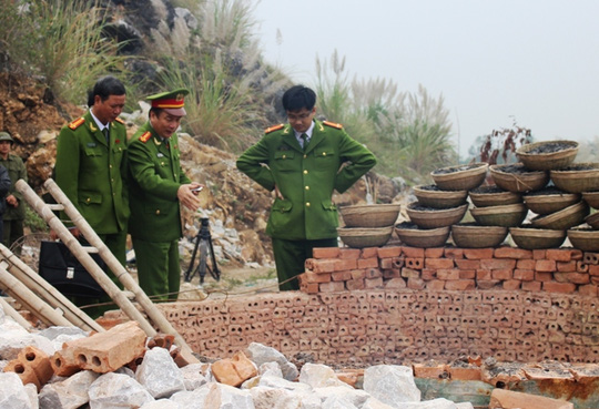 Đại tá Nguyễn Văn Bính (đội mũ), Phó giám đốc Công an tỉnh Thanh Hóa, tới hiện trường chỉ đạo sớm làm rõ nguyên nhân vụ tại nạn