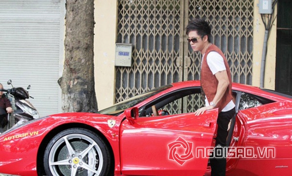 
Năm 2012, Tuấn Hưng lái chiếc Ferrari 458 Italiia trên phố Hà Nội khiến nhiều người mê đắm. Việc cựu thành viên Quả dưa hấu bất ngờ xuất hiện cùng siêu xe đến từ nước Ý nằm trong kế hoạch quay clip Độc thoại của chàng ca sĩ này.
