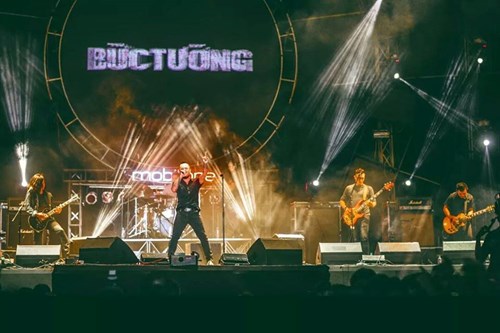 
Anh là một trong những người khai sinh ra RockStorm và đảm nhiệm vị trí tổng đạo diễn của rock tour này trong suốt ba năm liền. Lần đầu tiên trong lịch sử rock Việt Nam, các ban nhạc lớn được chọn, quy tụ trong một tour lớn. RockStorm khi ra đời đã lập tức gây sốt và tạo được vị thế khác biệt hẳn so với tất cả các rock show trước đây. Ảnh: Nguyễn Văn Minh - buctuong.com
