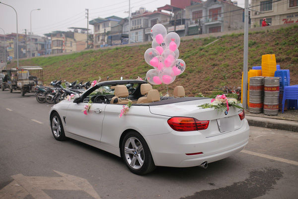 Xe mui trần màu trắng được trang trí hoa và bóng bay lãng mạn cứ tưởng chỉ có trong phim Hàn Quốc.