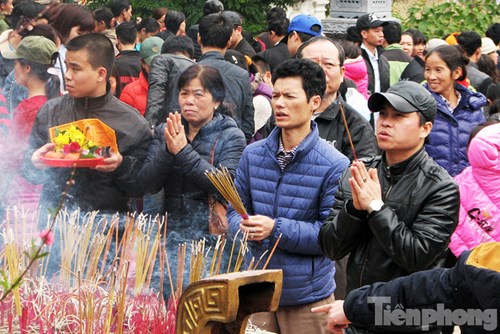 Hàng năm, Lễ hội chùa Hương kéo dài từ mùng 6 Tết đến hết tháng 3 âm lịch.