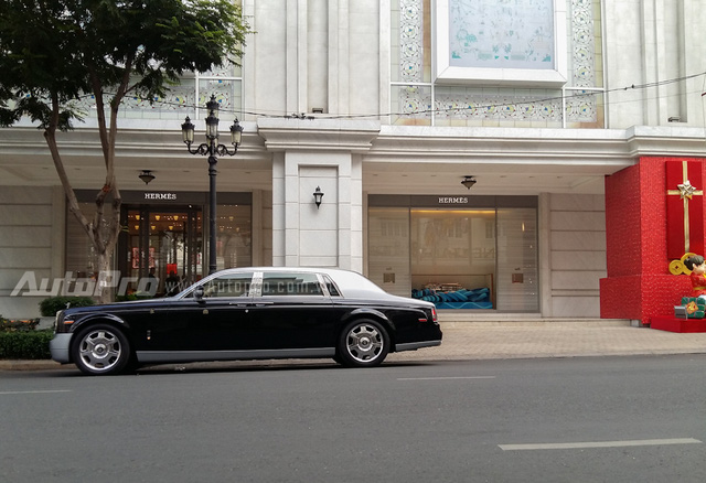 Chiếc Rolls Royce Phantom Rồng màu đen-bạc của đại gia Trung Nguyên đỗ trên phố.