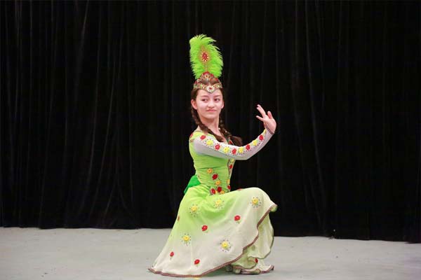 Một cô gái khác muốn chinh phục ban giám khảo bằng điệu múa dân tộc.