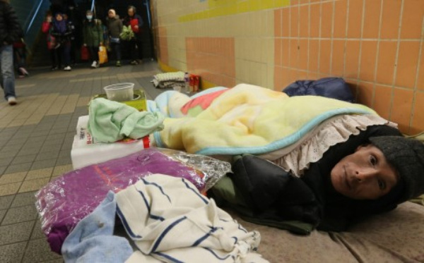 
Người vô gia cư co ro trong thời tiết lạnh chưa từng thấy.
