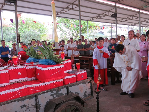 
Cha đạo làm lễ cầu cho linh hồn các hài nhi siêu thoát. Ảnh: ML
